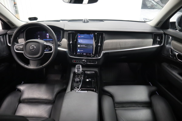 Esittelykuva VOLVO V90 lataushybridiautosta.