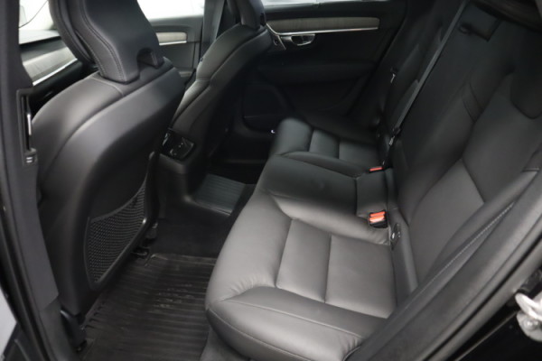 Esittelykuva VOLVO V90 lataushybridiautosta.