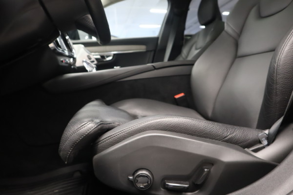 Esittelykuva VOLVO V90 lataushybridiautosta.