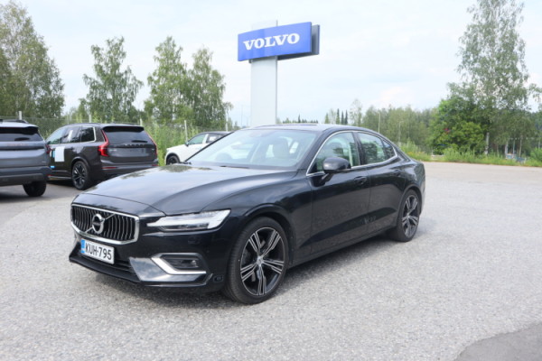 Esittelykuva VOLVO S60 bensiiniautosta.