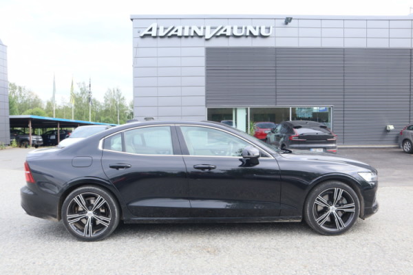 Esittelykuva VOLVO S60 bensiiniautosta.