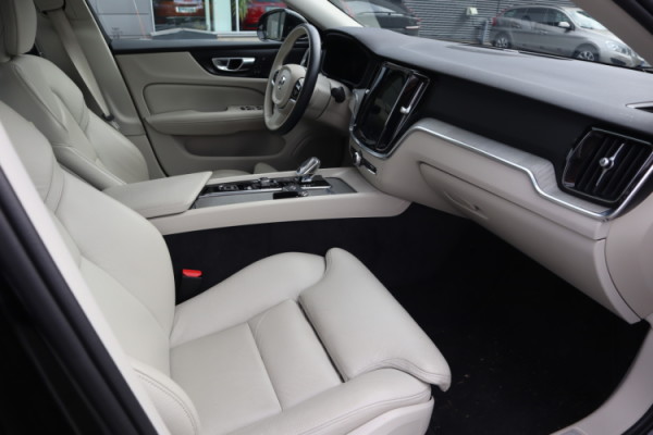 Esittelykuva VOLVO S60 bensiiniautosta.
