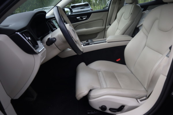 Esittelykuva VOLVO S60 bensiiniautosta.