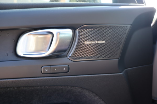 Esittelykuva VOLVO C40 täyssähköautosta.