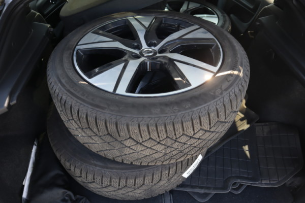 Esittelykuva VOLVO C40 täyssähköautosta.
