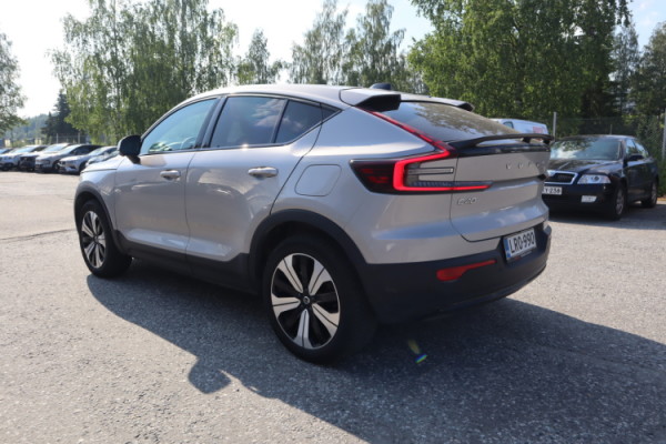 Esittelykuva VOLVO C40 täyssähköautosta.