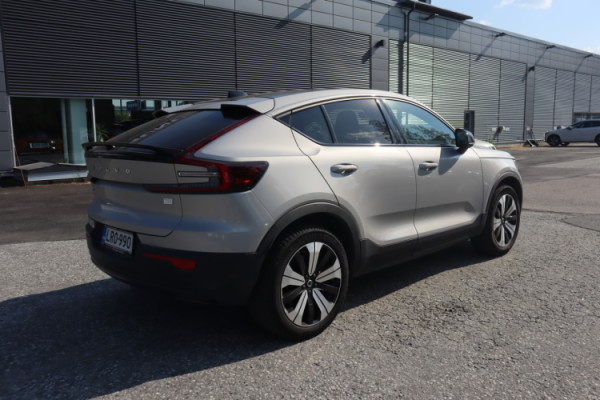 Esittelykuva VOLVO C40 täyssähköautosta.