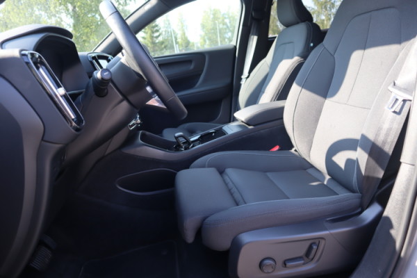 Esittelykuva VOLVO C40 täyssähköautosta.