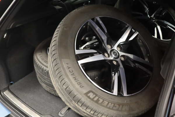 Esittelykuva VOLVO XC40 bensiiniautosta.