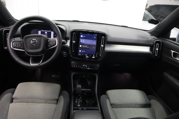 Esittelykuva VOLVO XC40 bensiiniautosta.