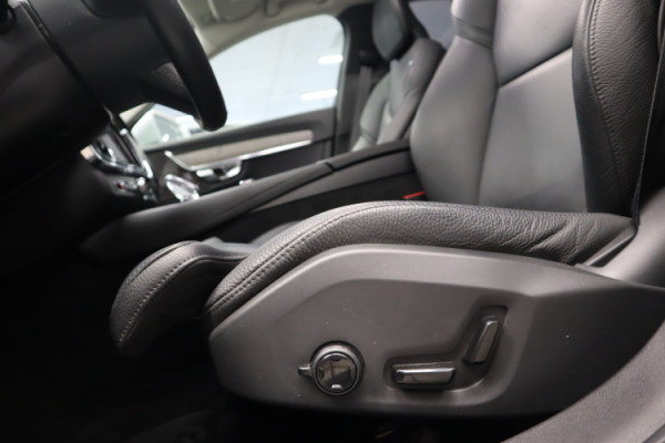 Esittelykuva VOLVO S90 lataushybridiautosta.