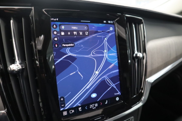 Esittelykuva VOLVO S90 lataushybridiautosta.
