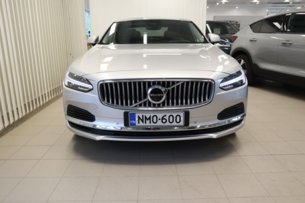 Esittelykuva VOLVO S90 lataushybridiautosta.