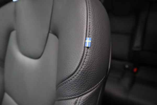 Esittelykuva VOLVO S90 lataushybridiautosta.