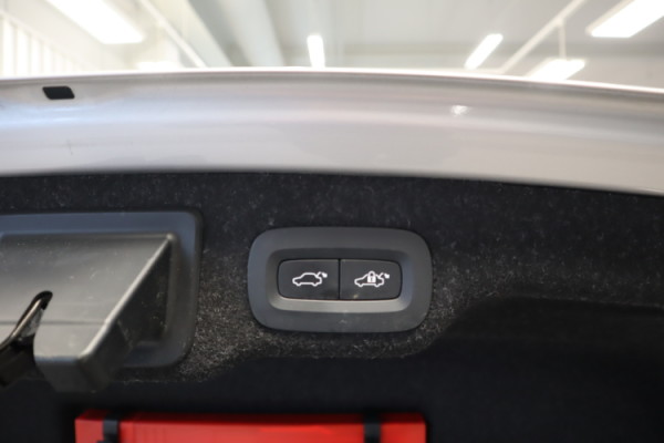 Esittelykuva VOLVO S90 lataushybridiautosta.