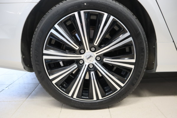 Esittelykuva VOLVO S90 lataushybridiautosta.