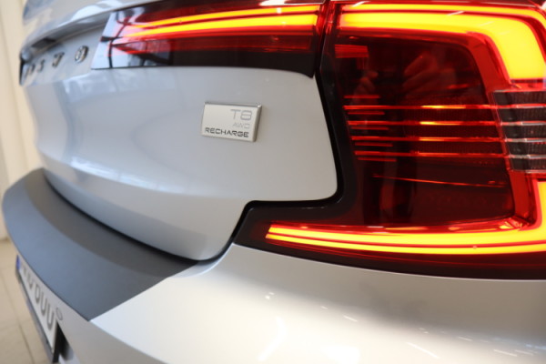 Esittelykuva VOLVO S90 lataushybridiautosta.