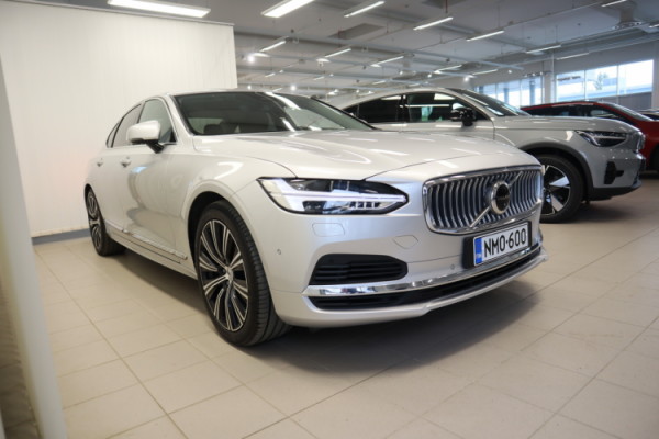 Esittelykuva VOLVO S90 lataushybridiautosta.