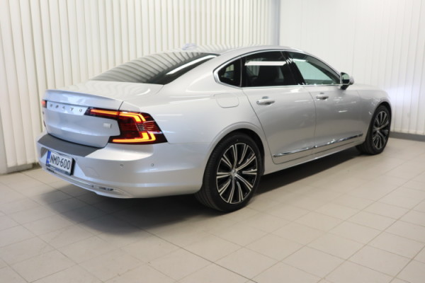 Esittelykuva VOLVO S90 lataushybridiautosta.