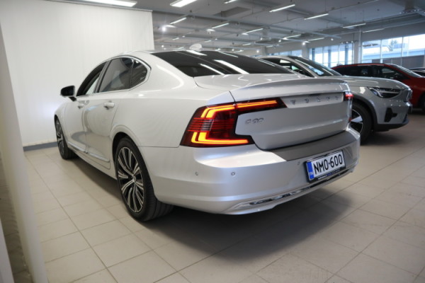 Esittelykuva VOLVO S90 lataushybridiautosta.