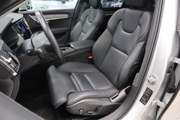 Esittelykuva VOLVO S90 lataushybridiautosta.