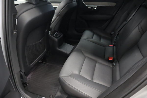 Esittelykuva VOLVO S90 lataushybridiautosta.