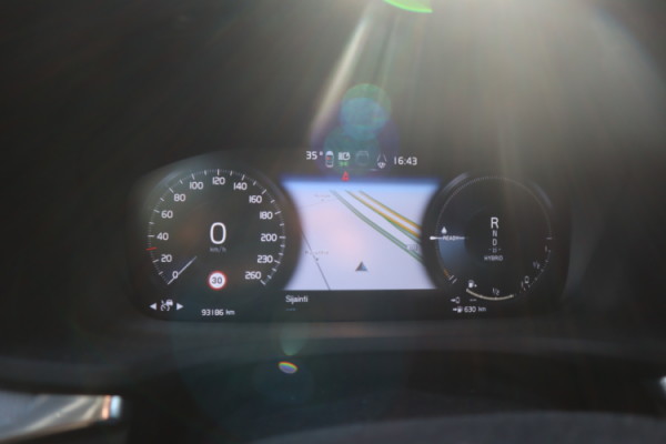Esittelykuva VOLVO S60 lataushybridiautosta.