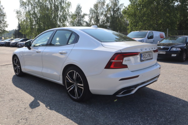 Esittelykuva VOLVO S60 lataushybridiautosta.