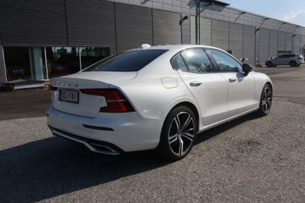 Esittelykuva VOLVO S60 lataushybridiautosta.
