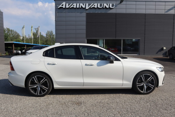 Esittelykuva VOLVO S60 lataushybridiautosta.