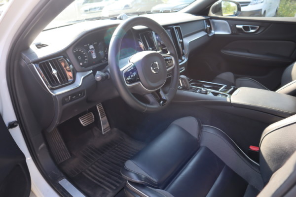Esittelykuva VOLVO S60 lataushybridiautosta.
