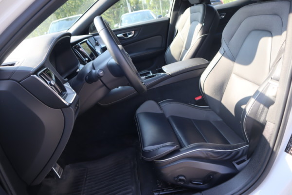 Esittelykuva VOLVO S60 lataushybridiautosta.