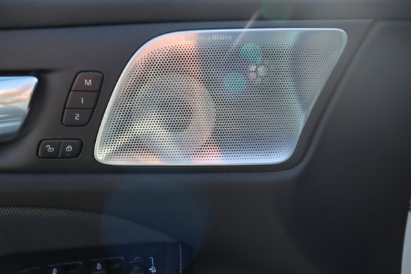 Esittelykuva VOLVO S60 lataushybridiautosta.