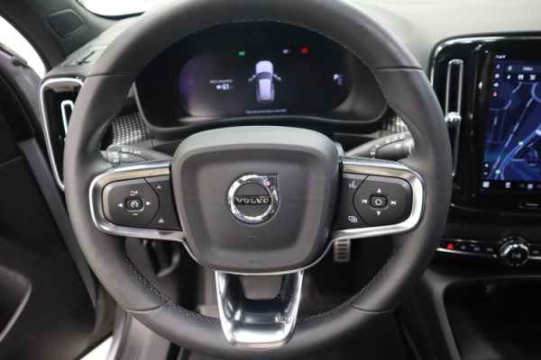 Esittelykuva VOLVO XC40 täyssähköautosta.