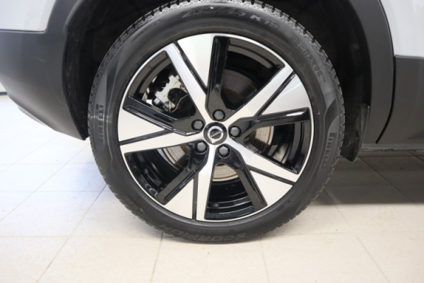 Esittelykuva VOLVO XC40 täyssähköautosta.