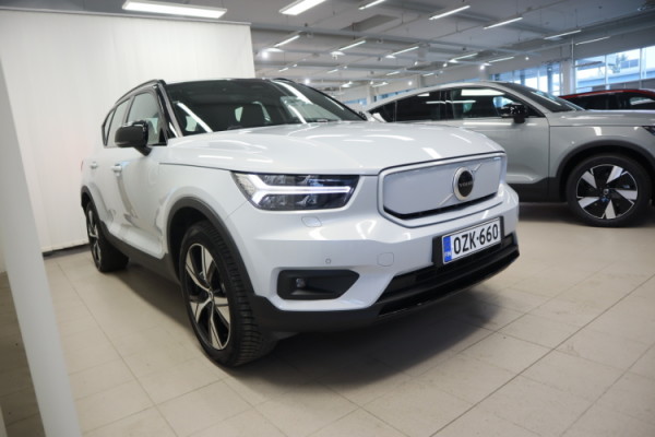 Esittelykuva VOLVO XC40 täyssähköautosta.
