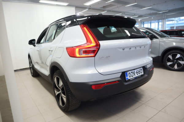 Esittelykuva VOLVO XC40 täyssähköautosta.