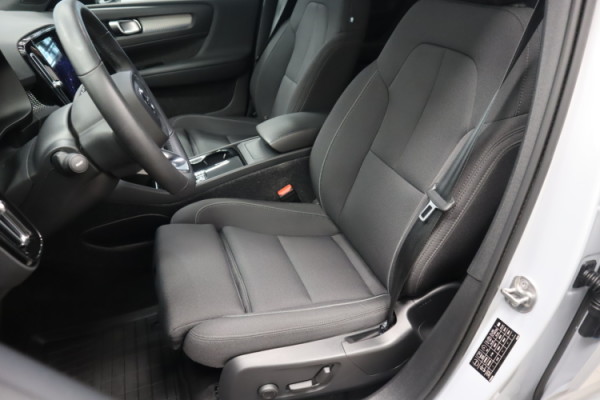 Esittelykuva VOLVO XC40 täyssähköautosta.