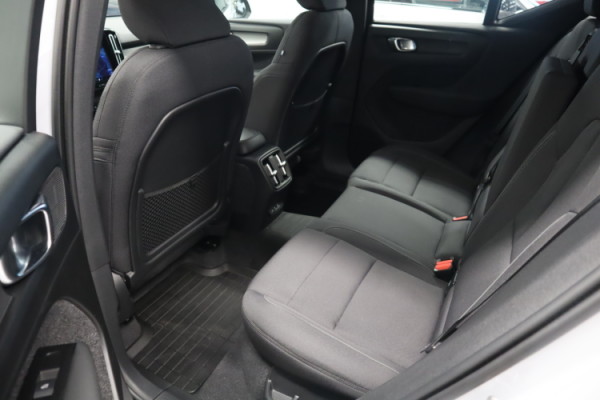 Esittelykuva VOLVO XC40 täyssähköautosta.
