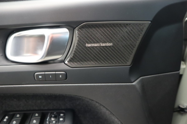 Esittelykuva VOLVO C40 täyssähköautosta.