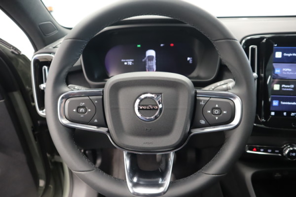 Esittelykuva VOLVO C40 täyssähköautosta.