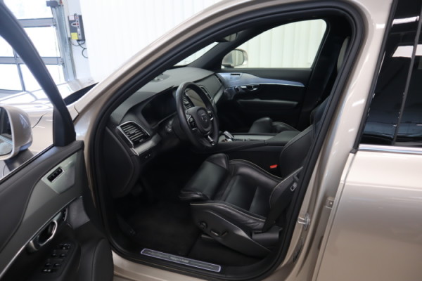 Esittelykuva VOLVO XC90 lataushybridiautosta.