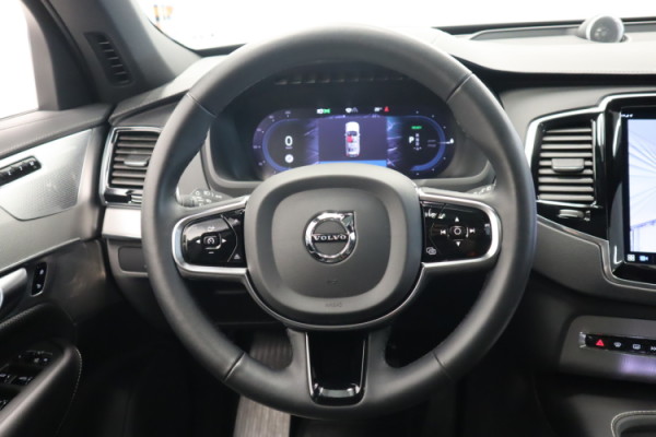 Esittelykuva VOLVO XC90 lataushybridiautosta.