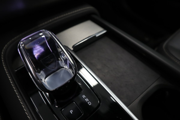 Esittelykuva VOLVO XC90 lataushybridiautosta.