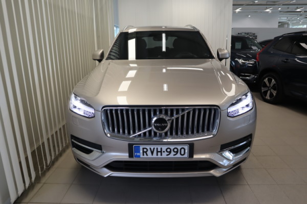 Esittelykuva VOLVO XC90 lataushybridiautosta.
