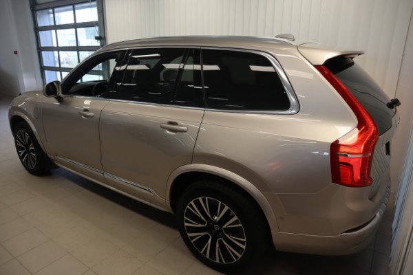 Esittelykuva VOLVO XC90 lataushybridiautosta.