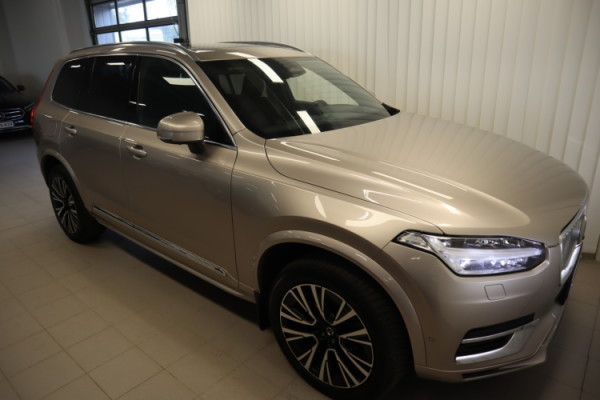 Esittelykuva VOLVO XC90 lataushybridiautosta.