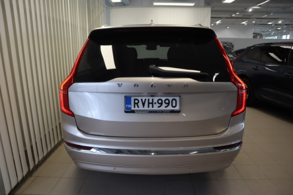 Esittelykuva VOLVO XC90 lataushybridiautosta.