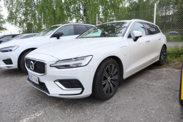 Esittelykuva VOLVO V60 lataushybridiautosta.