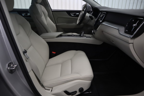 Esittelykuva VOLVO V60 CROSS COUNTRY bensiiniautosta.